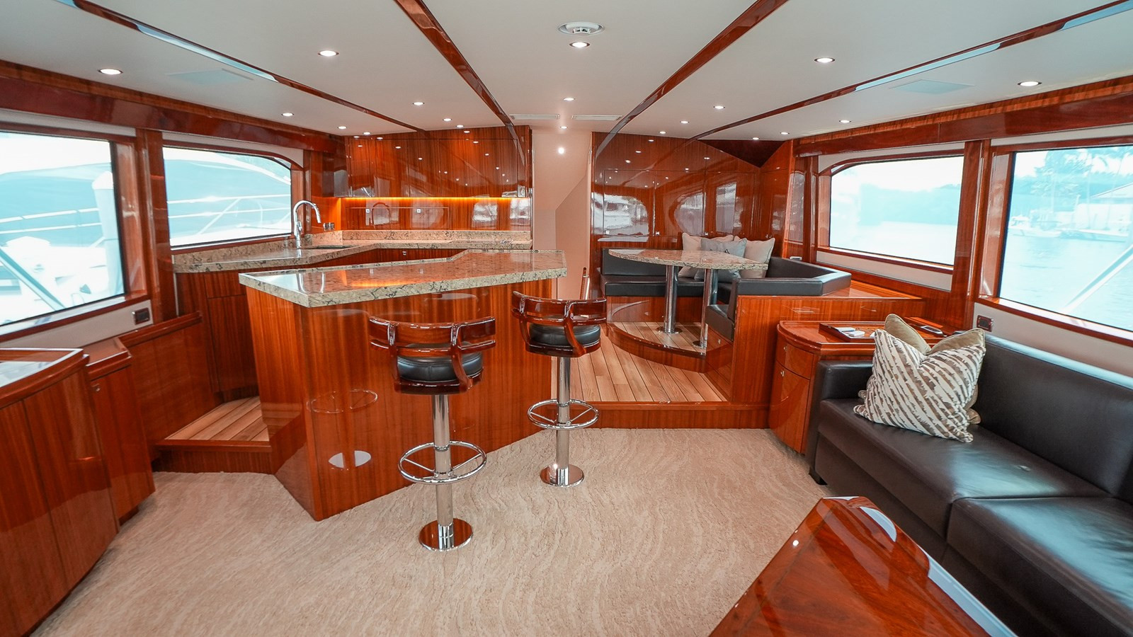 https://arconyachts.ams3.digitaloceanspaces.com/100452/conversions/large_4372815-optimize.jpg