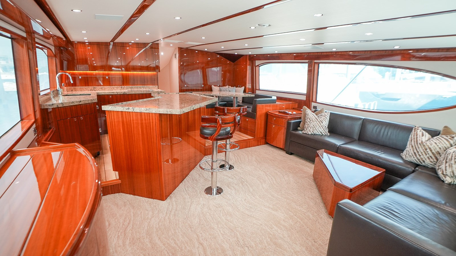 https://arconyachts.ams3.digitaloceanspaces.com/100454/conversions/large_4372812-optimize.jpg