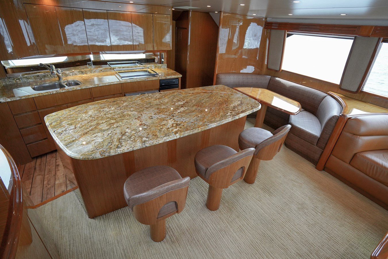 https://arconyachts.ams3.digitaloceanspaces.com/100473/conversions/large_4346373-optimize.jpg
