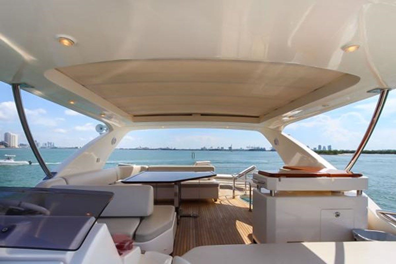 https://arconyachts.ams3.digitaloceanspaces.com/100702/conversions/large_4426774-optimize.jpg