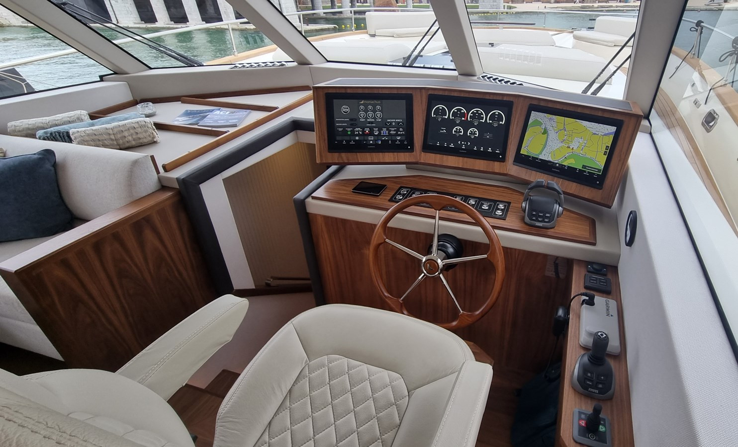 https://arconyachts.ams3.digitaloceanspaces.com/100764/conversions/large_4729016-optimize.jpg