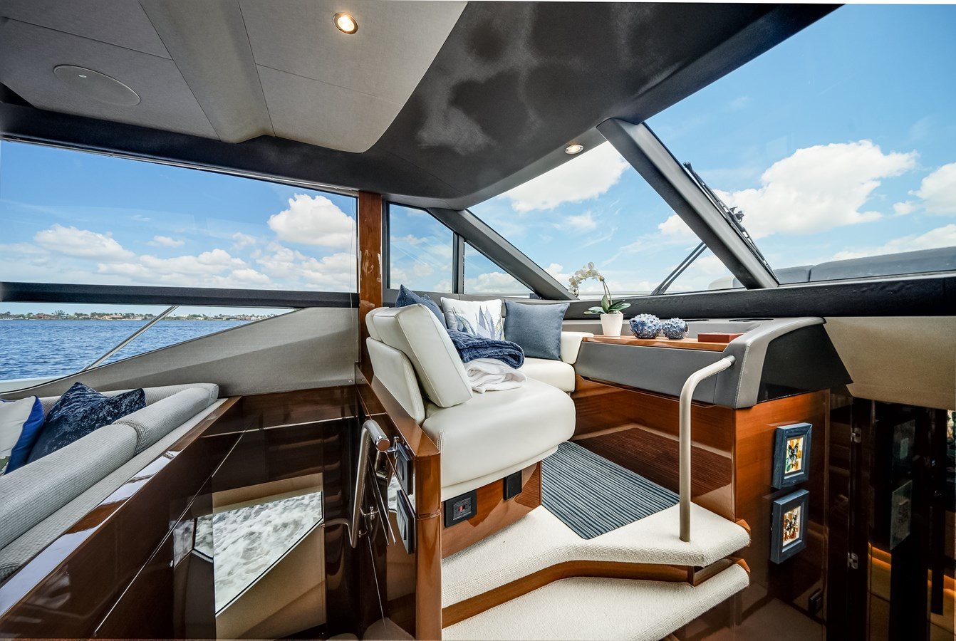https://arconyachts.ams3.digitaloceanspaces.com/100843/conversions/large_4653393-optimize.jpg