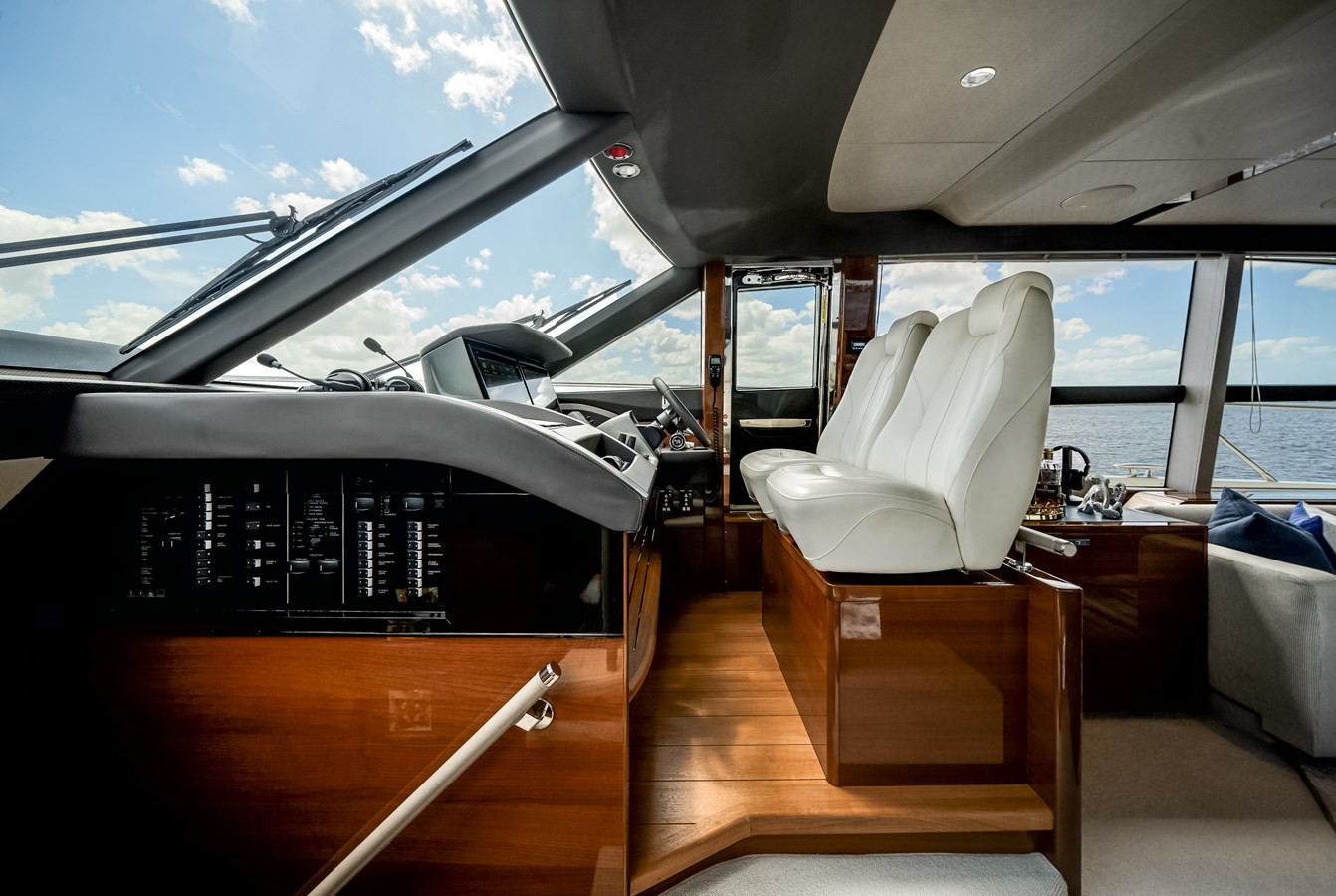 https://arconyachts.ams3.digitaloceanspaces.com/100847/conversions/large_4653395-optimize.jpg