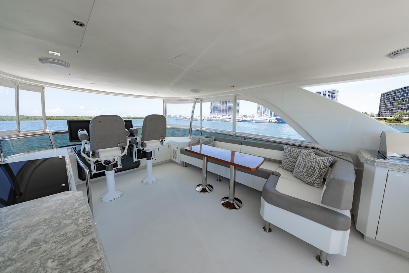 https://arconyachts.ams3.digitaloceanspaces.com/100913/conversions/large_4702014-optimize.jpg