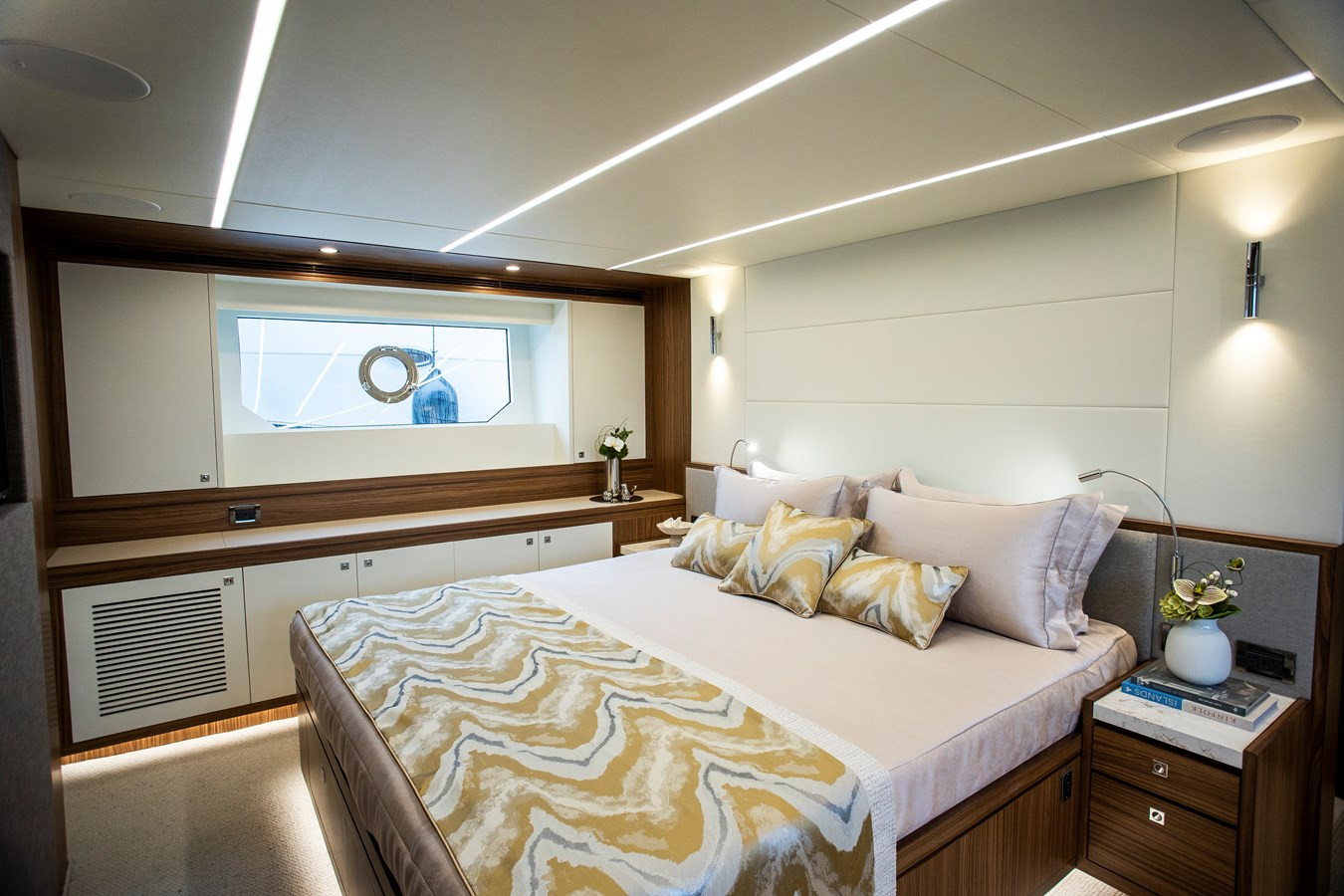 https://arconyachts.ams3.digitaloceanspaces.com/100963/conversions/large_4841323-optimize.jpg