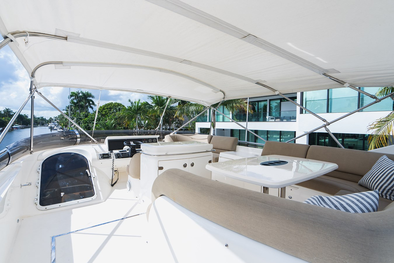 https://arconyachts.ams3.digitaloceanspaces.com/101068/conversions/large_4854436-optimize.jpg