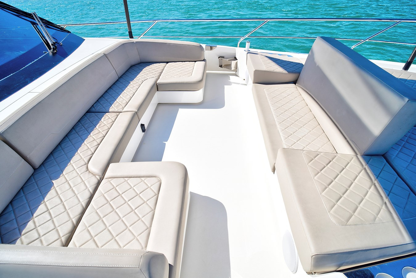https://arconyachts.ams3.digitaloceanspaces.com/101323/conversions/large_4766782-optimize.jpg