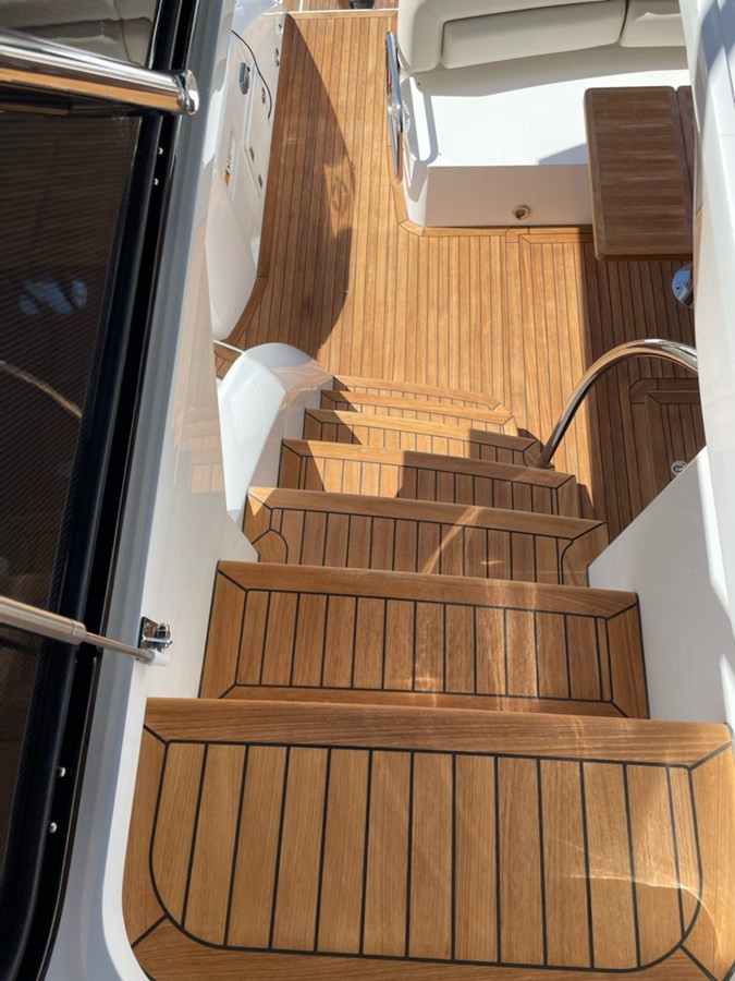 https://arconyachts.ams3.digitaloceanspaces.com/101550/conversions/large_3503536-optimize.jpg