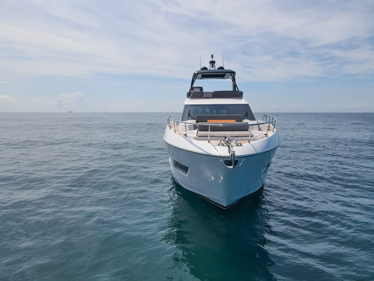 https://arconyachts.ams3.digitaloceanspaces.com/101631/conversions/large_4071111-optimize.jpg