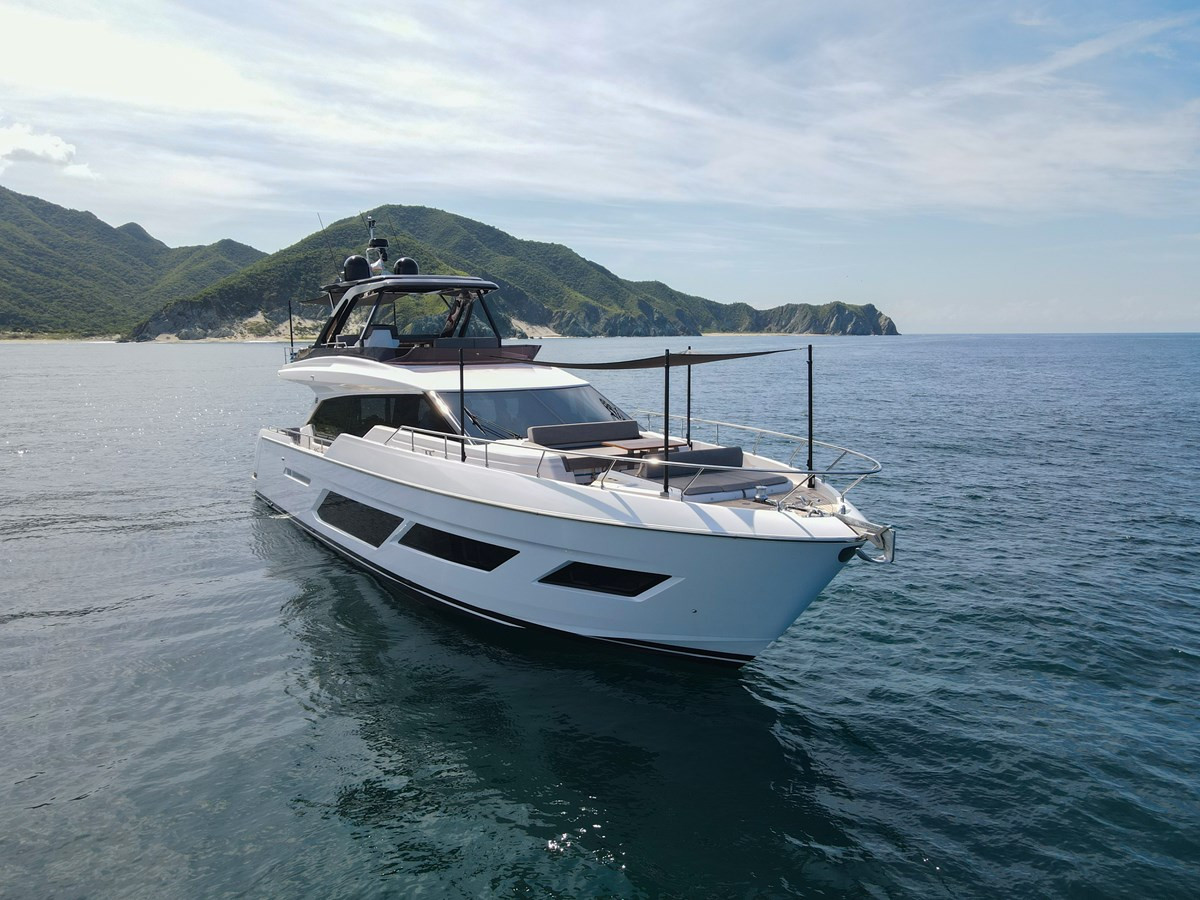 https://arconyachts.ams3.digitaloceanspaces.com/101640/conversions/large_4071114-optimize.jpg