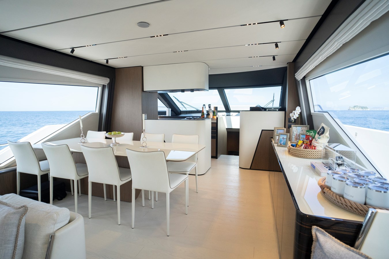 https://arconyachts.ams3.digitaloceanspaces.com/101696/conversions/large_4071134-optimize.jpg