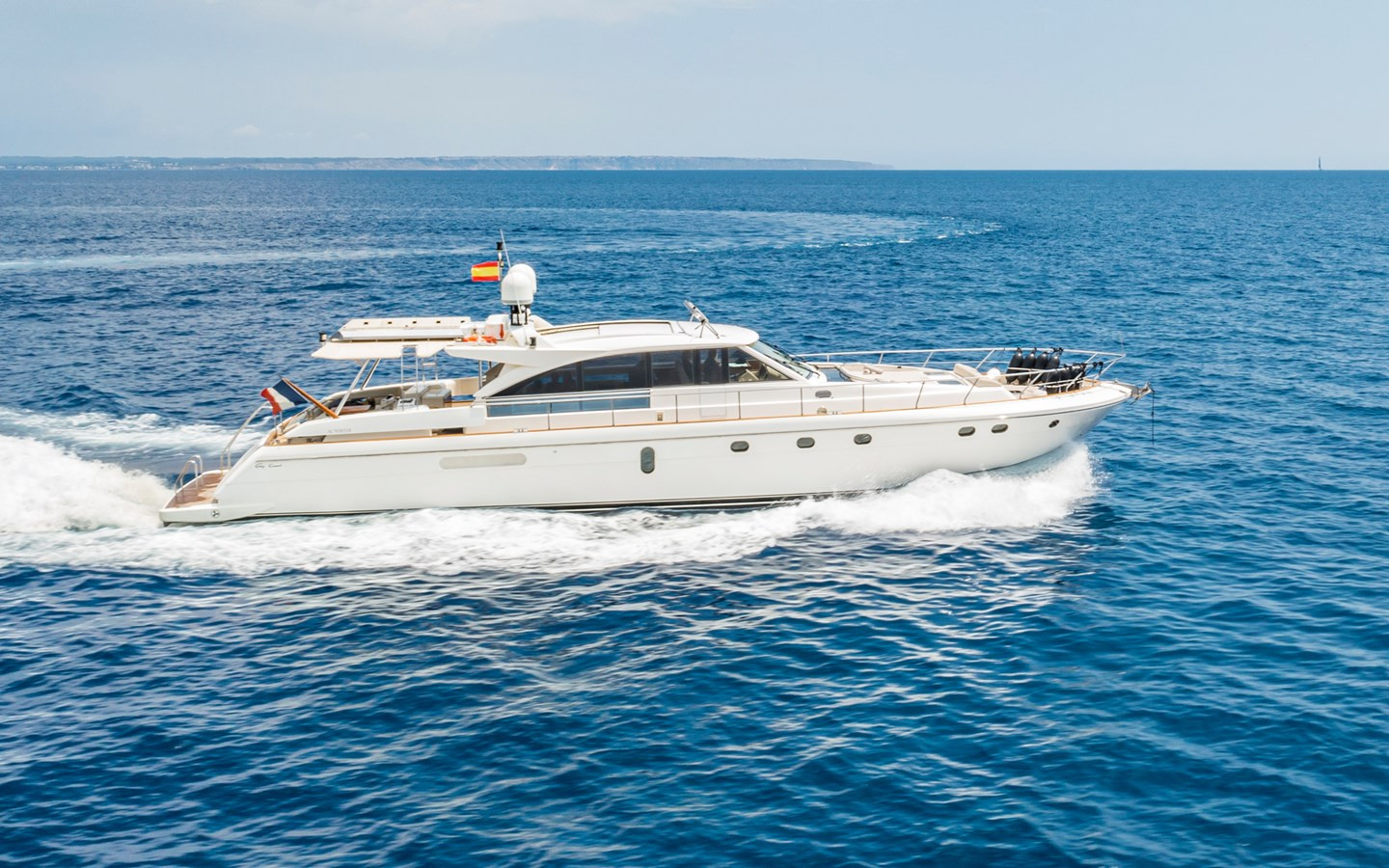 https://arconyachts.ams3.digitaloceanspaces.com/101711/conversions/large_3974843-optimize.jpg