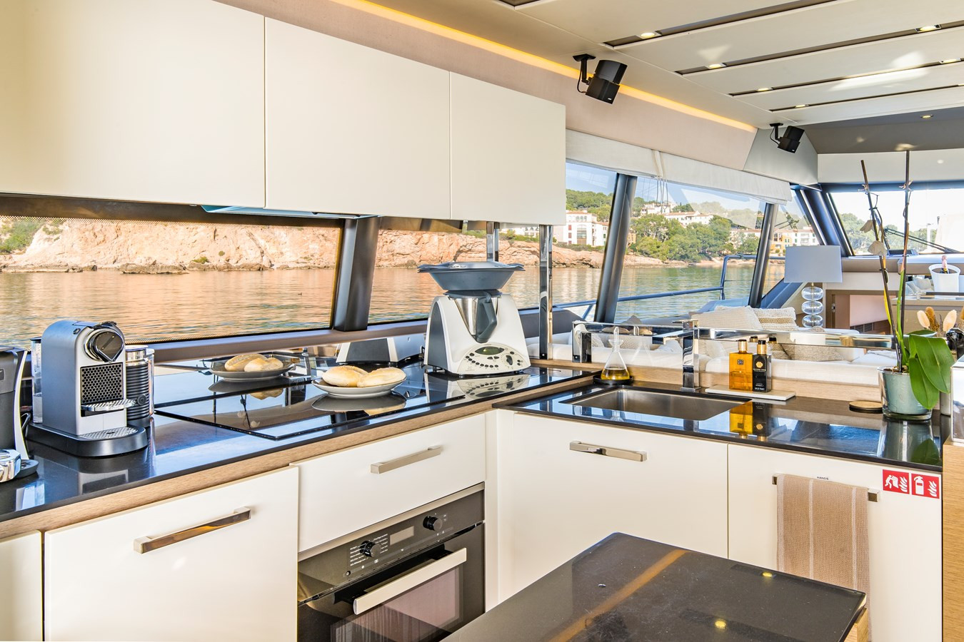 https://arconyachts.ams3.digitaloceanspaces.com/101716/conversions/large_3974754-optimize.jpg