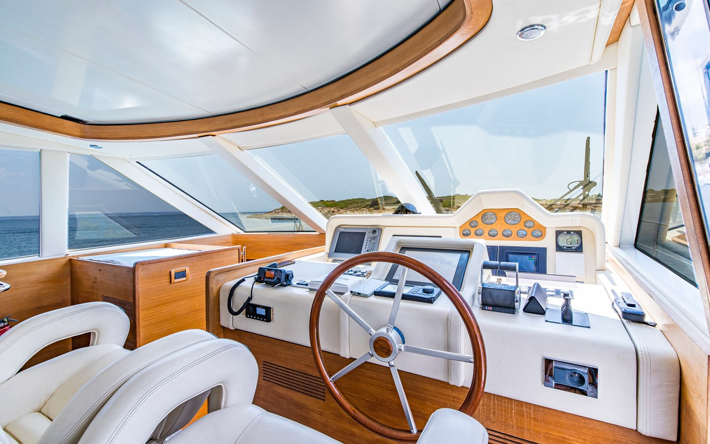 https://arconyachts.ams3.digitaloceanspaces.com/101751/conversions/large_3974842-optimize.jpg
