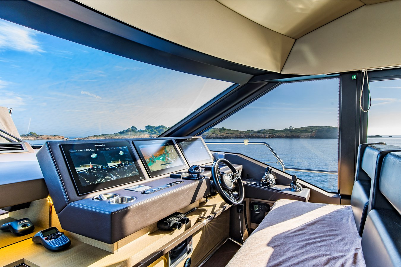 https://arconyachts.ams3.digitaloceanspaces.com/101765/conversions/large_3974771-optimize.jpg