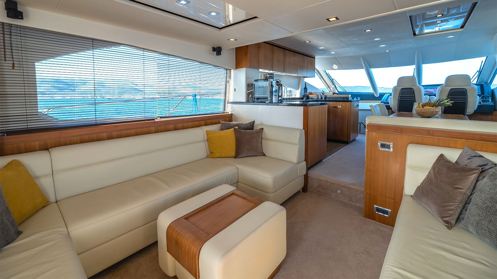 https://arconyachts.ams3.digitaloceanspaces.com/101817/conversions/large_4018487-optimize.jpg