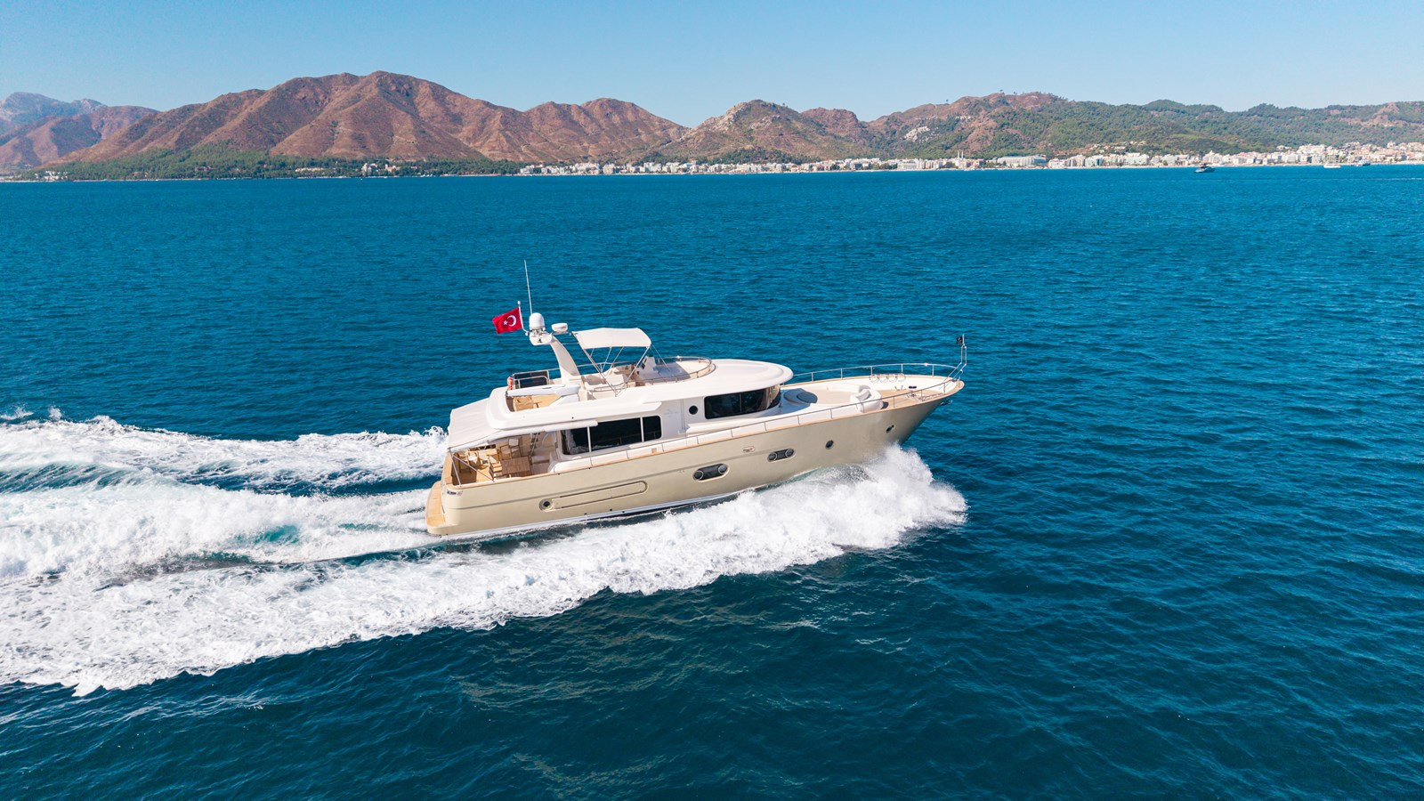 https://arconyachts.ams3.digitaloceanspaces.com/101873/conversions/large_4841541-optimize.jpg