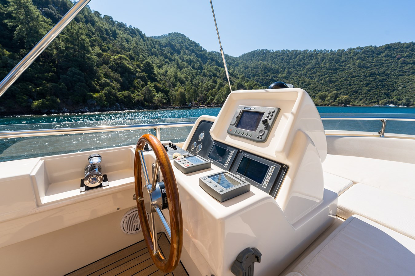 https://arconyachts.ams3.digitaloceanspaces.com/101885/conversions/large_4841546-optimize.jpg