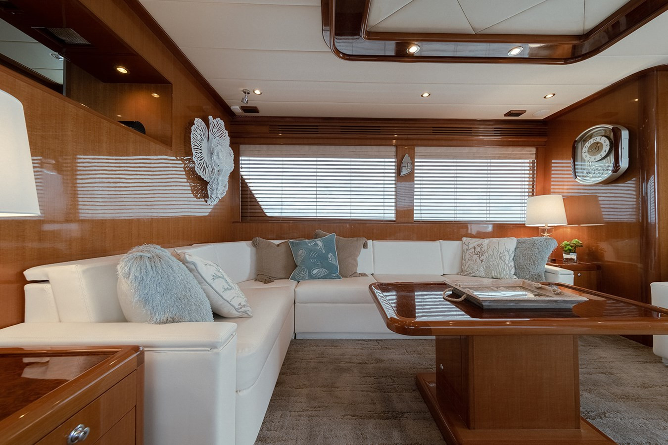 https://arconyachts.ams3.digitaloceanspaces.com/101911/conversions/large_4246138-optimize.jpg