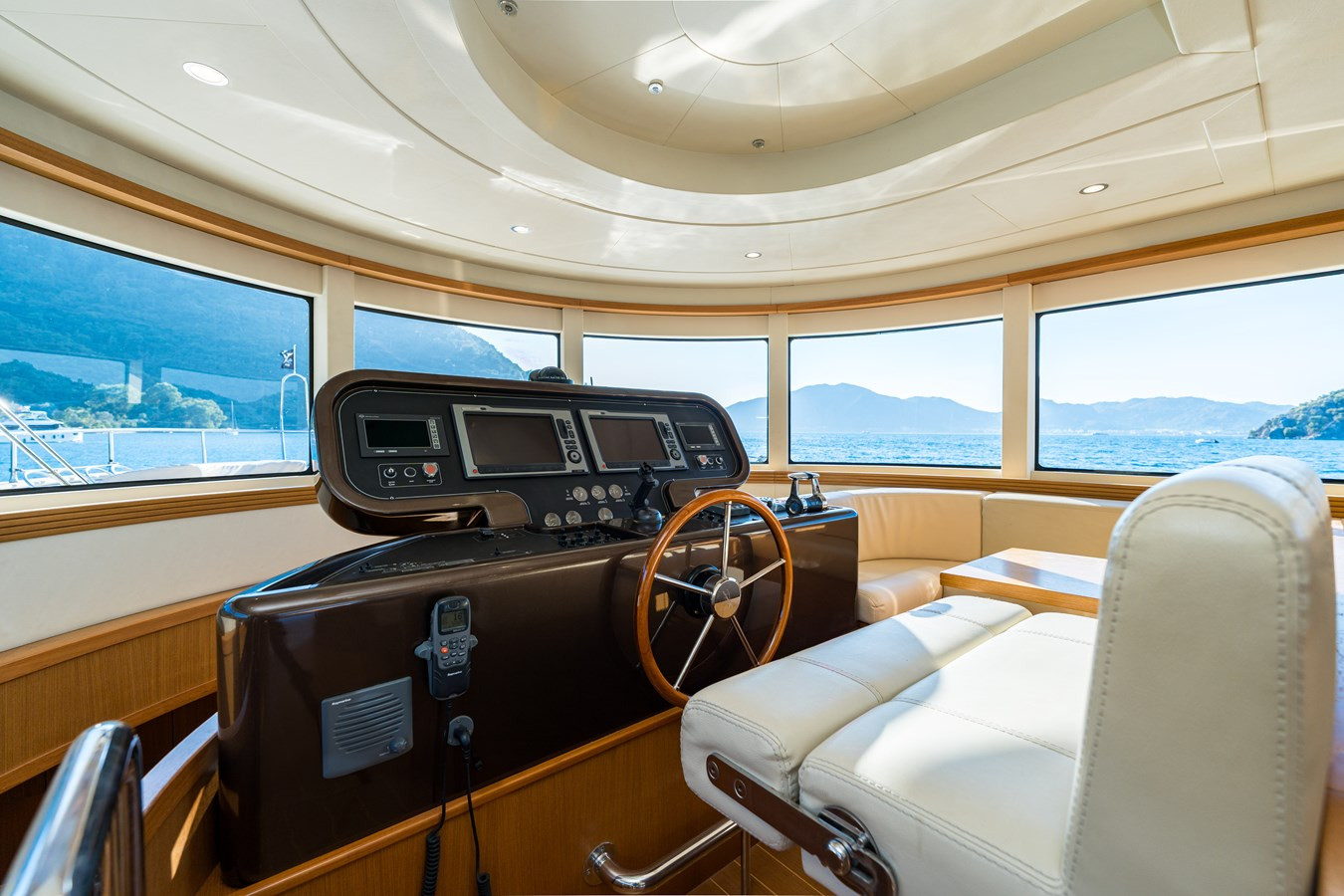 https://arconyachts.ams3.digitaloceanspaces.com/101918/conversions/large_4841567-optimize.jpg