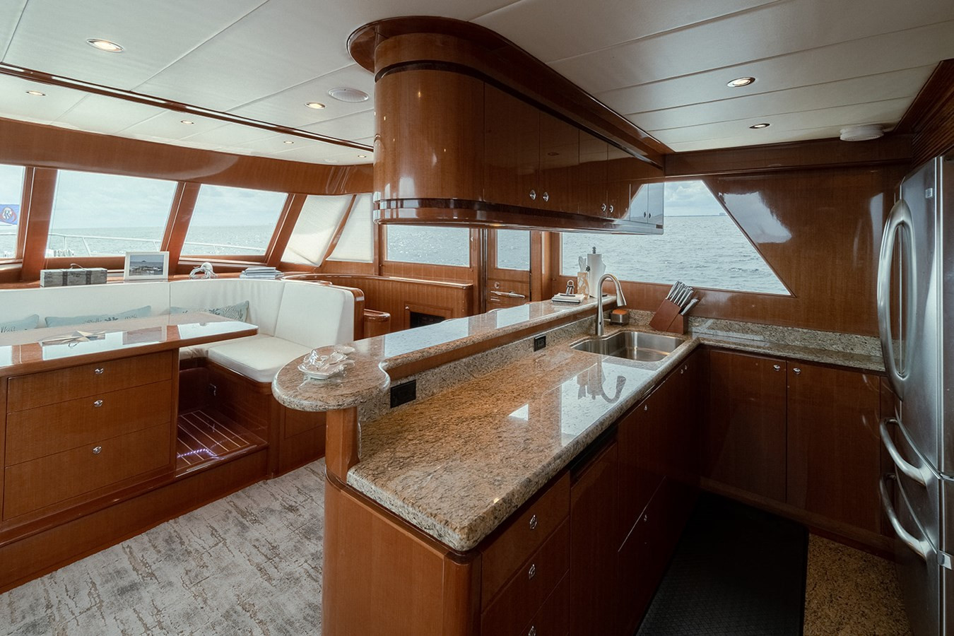 https://arconyachts.ams3.digitaloceanspaces.com/101920/conversions/large_4246142-optimize.jpg