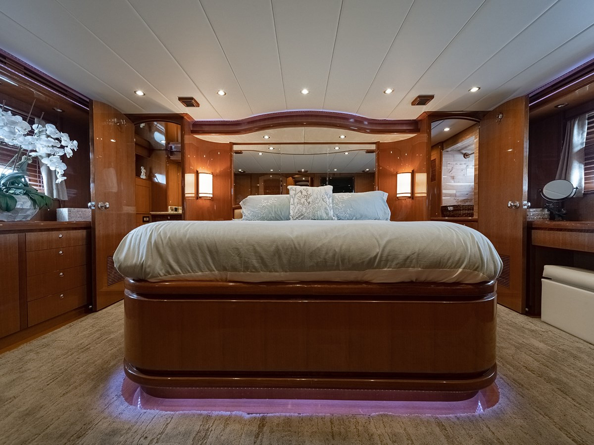 https://arconyachts.ams3.digitaloceanspaces.com/101943/conversions/large_4246149-optimize.jpg