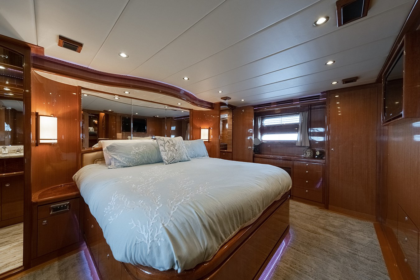 https://arconyachts.ams3.digitaloceanspaces.com/101946/conversions/large_4246150-optimize.jpg