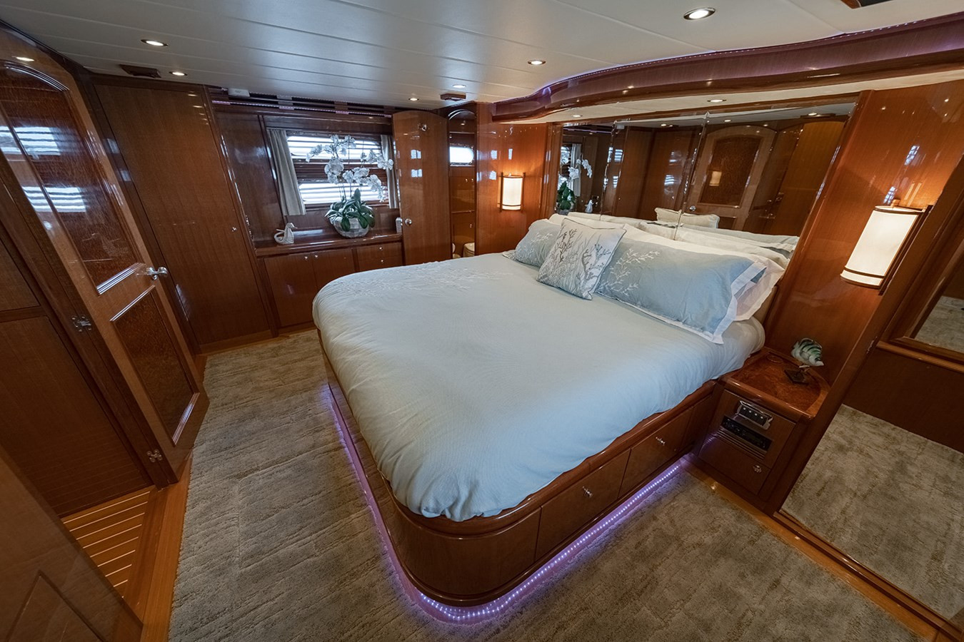 https://arconyachts.ams3.digitaloceanspaces.com/101952/conversions/large_4246152-optimize.jpg