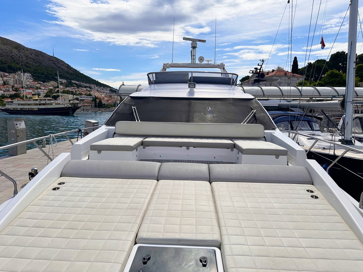 https://arconyachts.ams3.digitaloceanspaces.com/102081/conversions/large_4429840-optimize.jpg