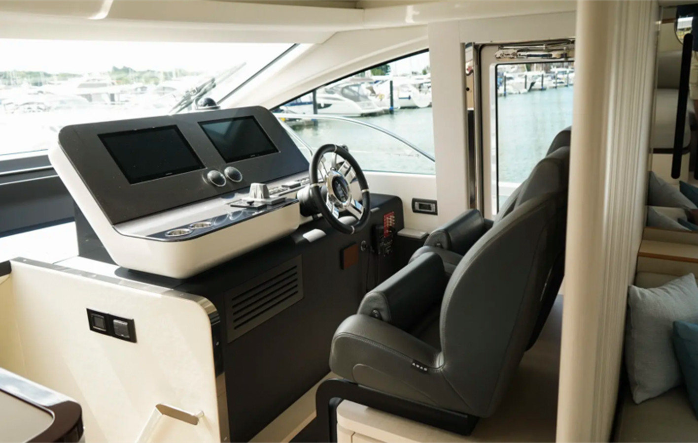 https://arconyachts.ams3.digitaloceanspaces.com/102085/conversions/large_4365440-optimize.jpg