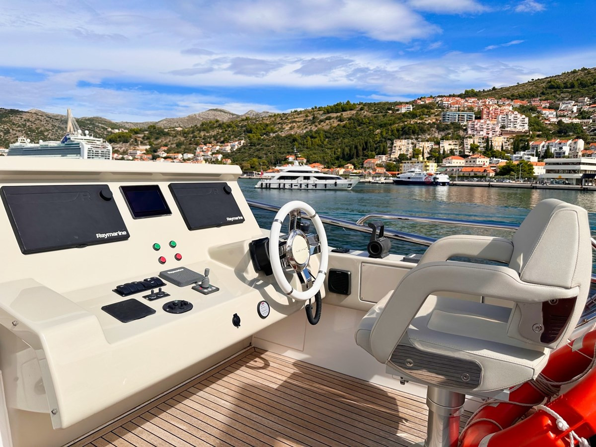 https://arconyachts.ams3.digitaloceanspaces.com/102100/conversions/large_4429849-optimize.jpg