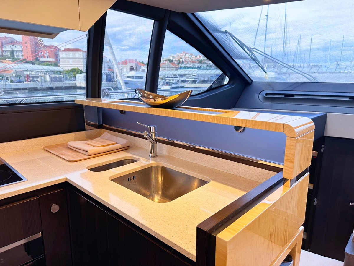 https://arconyachts.ams3.digitaloceanspaces.com/102146/conversions/large_4429866-optimize.jpg