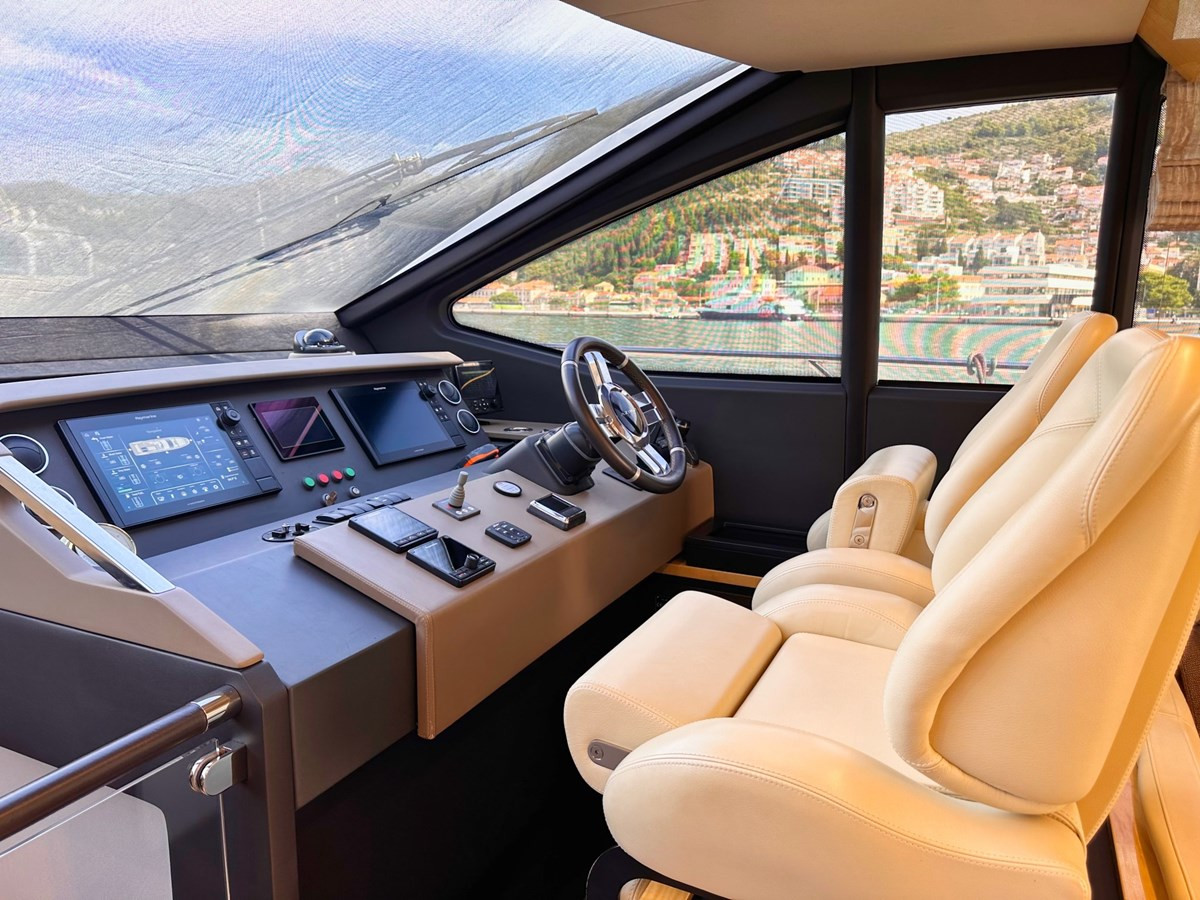 https://arconyachts.ams3.digitaloceanspaces.com/102161/conversions/large_4429871-optimize.jpg