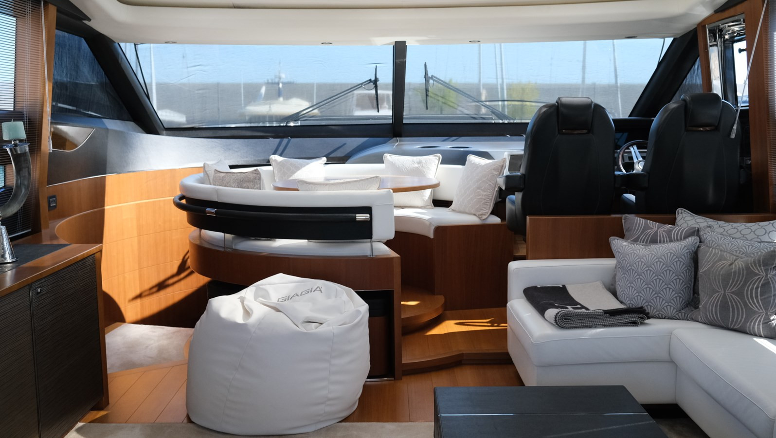 https://arconyachts.ams3.digitaloceanspaces.com/102363/conversions/large_4816067-optimize.jpg