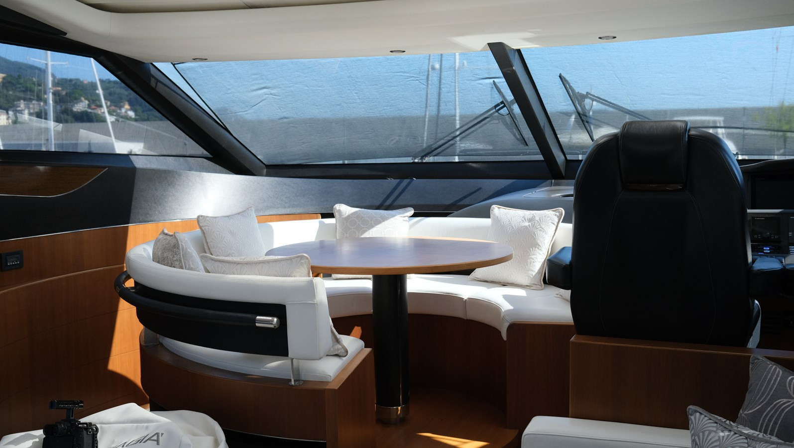 https://arconyachts.ams3.digitaloceanspaces.com/102366/conversions/large_4816066-optimize.jpg