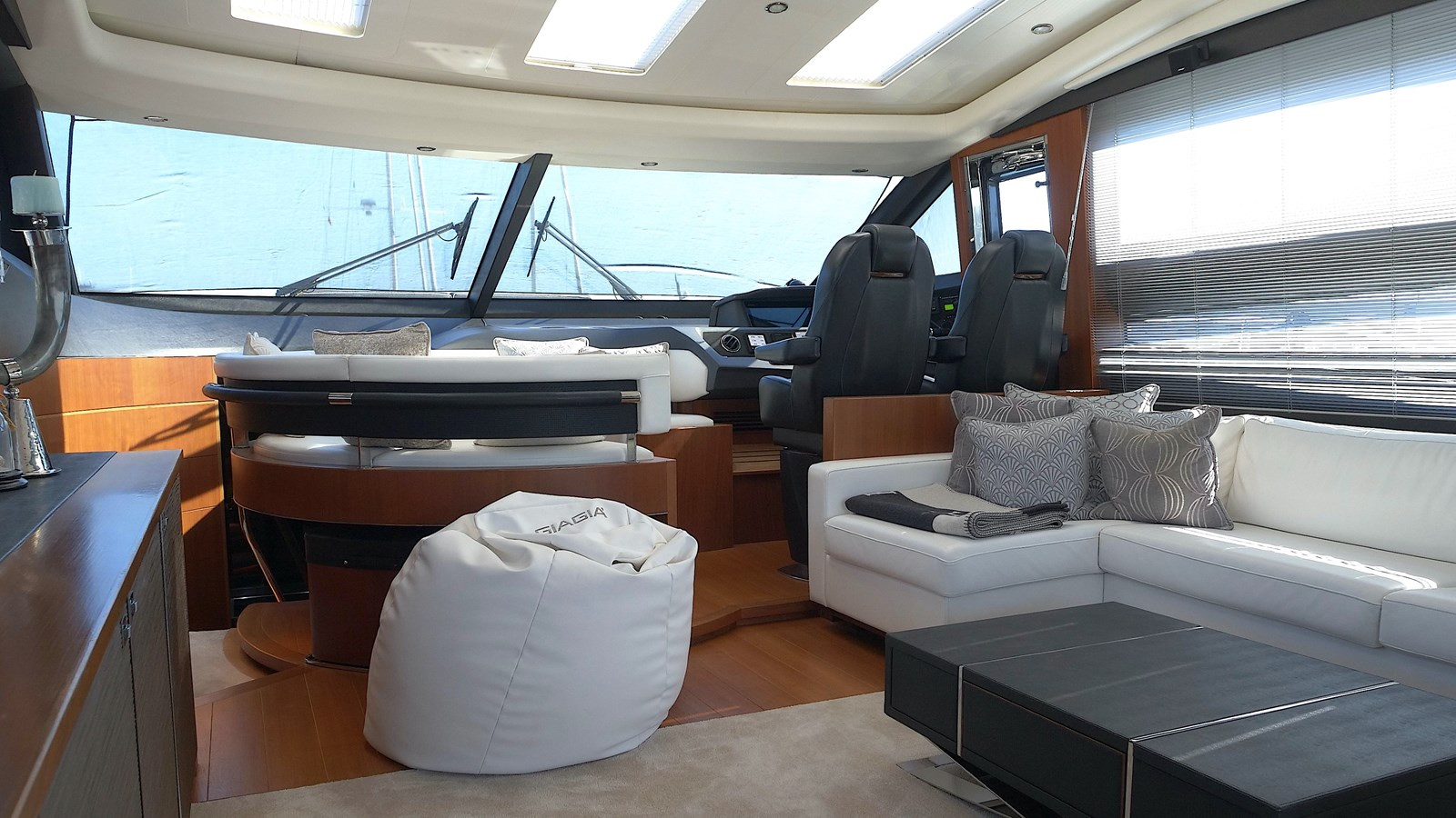 https://arconyachts.ams3.digitaloceanspaces.com/102373/conversions/large_4816073-optimize.jpg