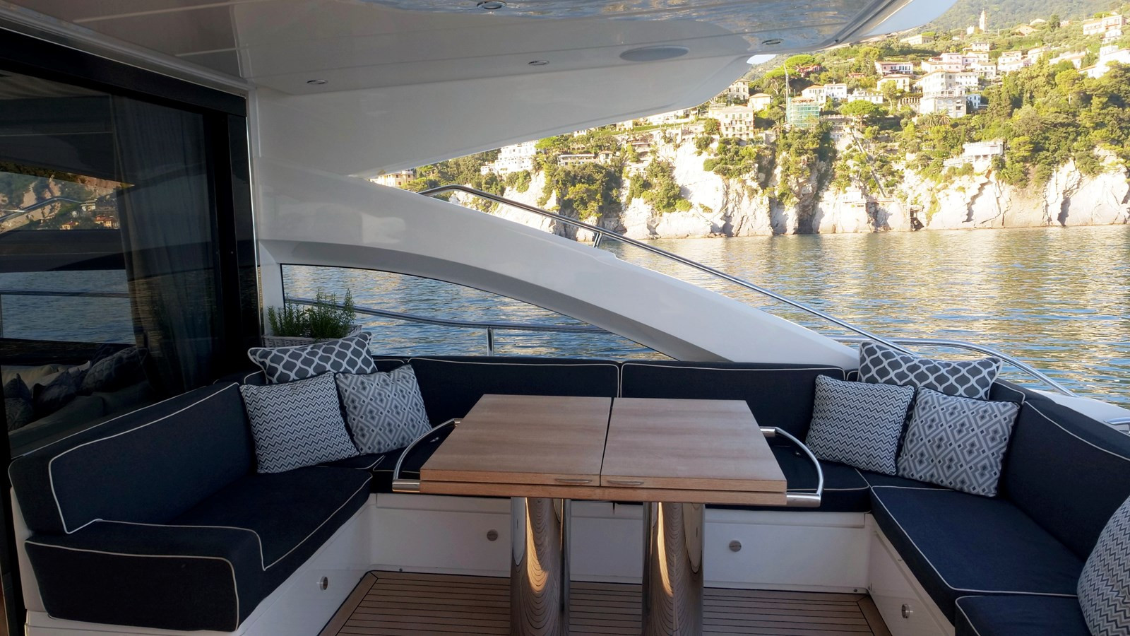 https://arconyachts.ams3.digitaloceanspaces.com/102404/conversions/large_4816076-optimize.jpg