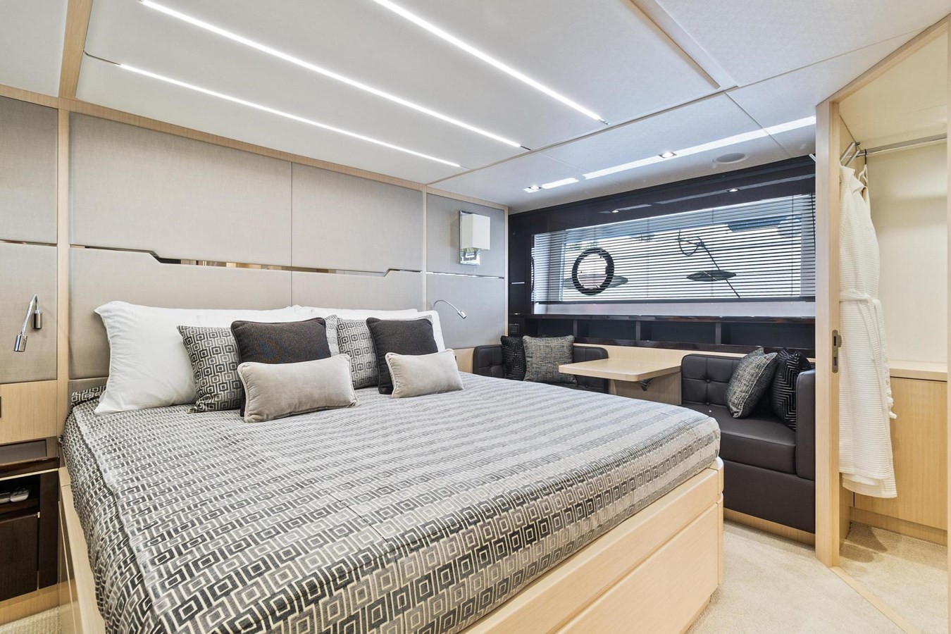 https://arconyachts.ams3.digitaloceanspaces.com/102756/conversions/large_3645431-optimize.jpg