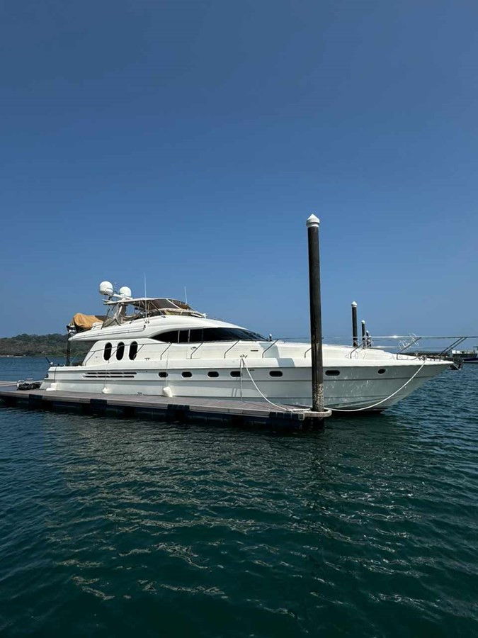 https://arconyachts.ams3.digitaloceanspaces.com/102917/conversions/large_4162240-optimize.jpg