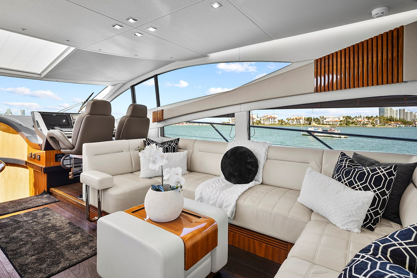 https://arconyachts.ams3.digitaloceanspaces.com/102967/conversions/large_4130483-optimize.jpg