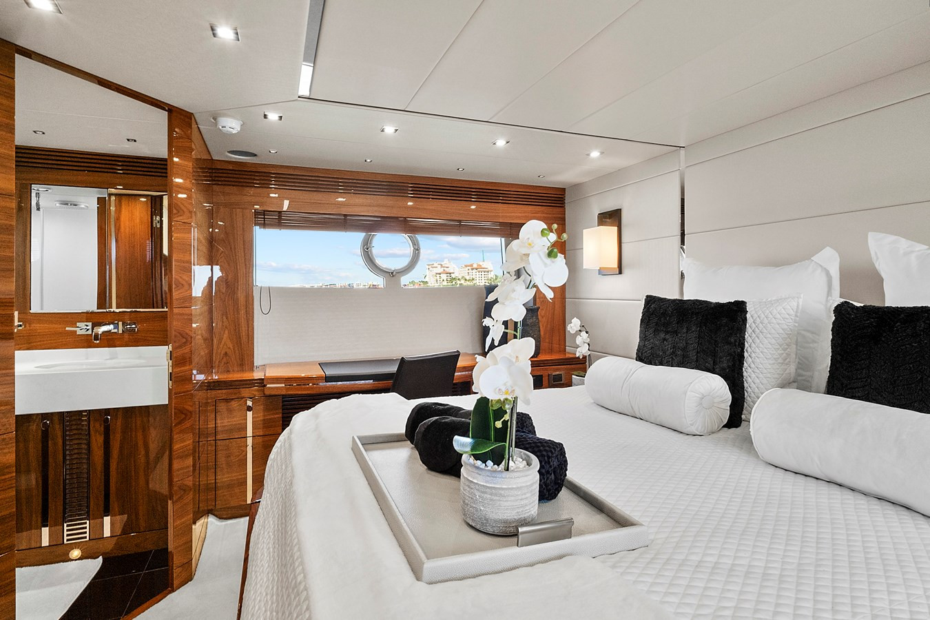 https://arconyachts.ams3.digitaloceanspaces.com/102989/conversions/large_4130491-optimize.jpg