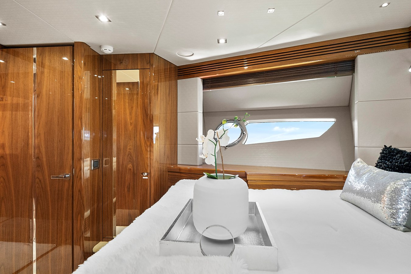 https://arconyachts.ams3.digitaloceanspaces.com/103009/conversions/large_4130498-optimize.jpg