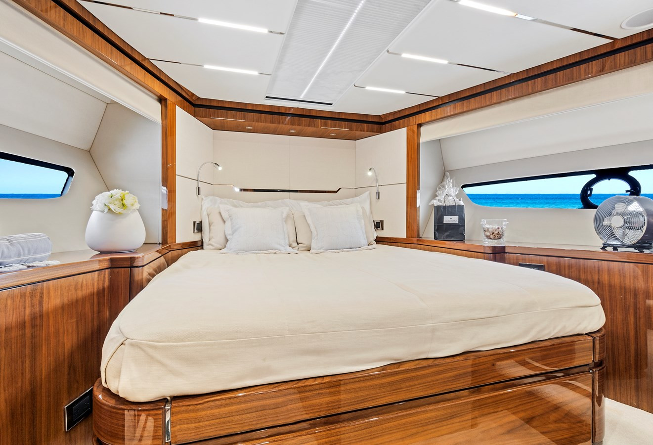 https://arconyachts.ams3.digitaloceanspaces.com/103063/conversions/large_4178492-optimize.jpg