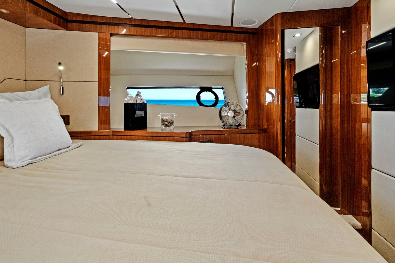 https://arconyachts.ams3.digitaloceanspaces.com/103066/conversions/large_4178493-optimize.jpg
