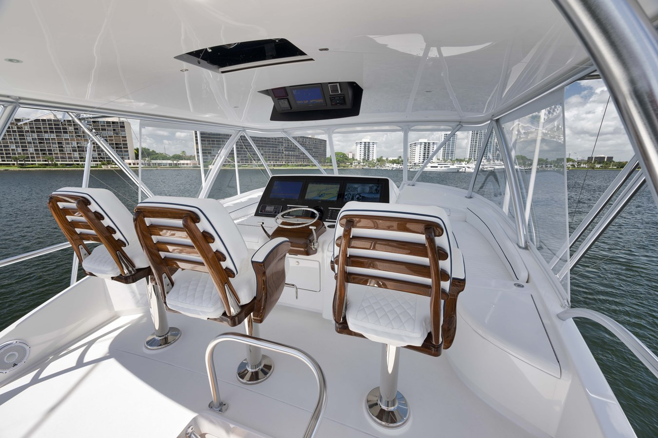 https://arconyachts.ams3.digitaloceanspaces.com/103113/conversions/large_4367359-optimize.jpg