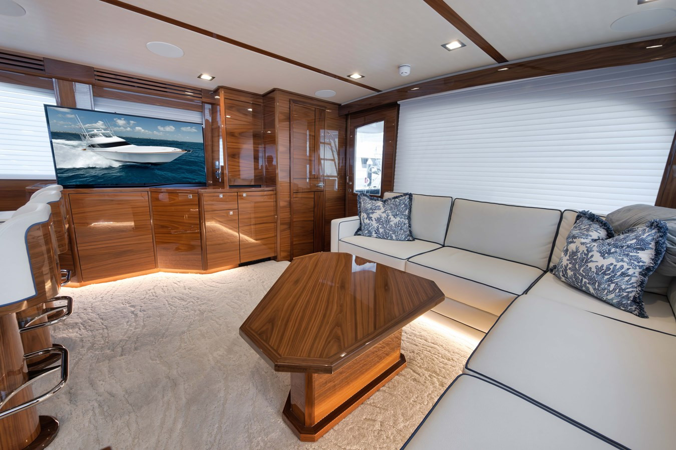 https://arconyachts.ams3.digitaloceanspaces.com/103117/conversions/large_4367378-optimize.jpg
