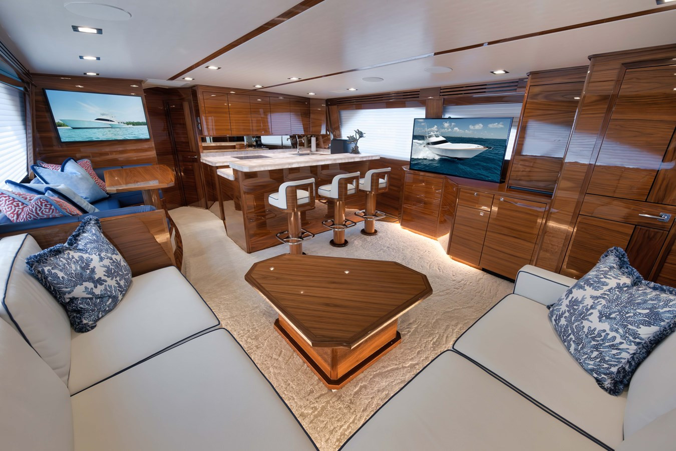 https://arconyachts.ams3.digitaloceanspaces.com/103121/conversions/large_4367374-optimize.jpg