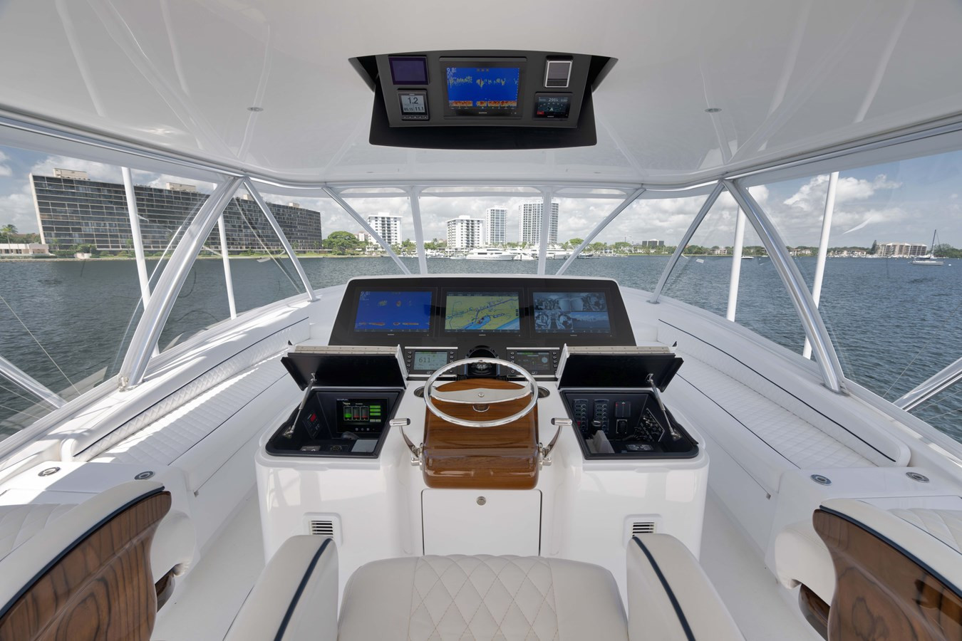 https://arconyachts.ams3.digitaloceanspaces.com/103247/conversions/large_4367350-optimize.jpg