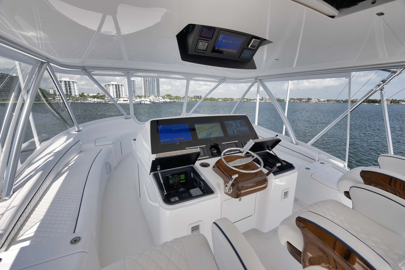 https://arconyachts.ams3.digitaloceanspaces.com/103250/conversions/large_4367351-optimize.jpg