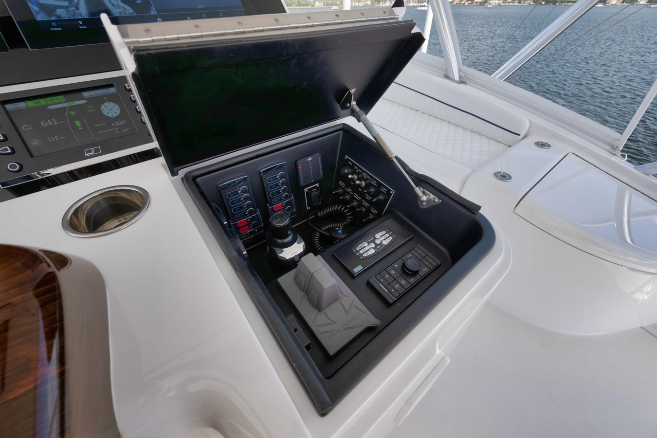 https://arconyachts.ams3.digitaloceanspaces.com/103256/conversions/large_4367352-optimize.jpg